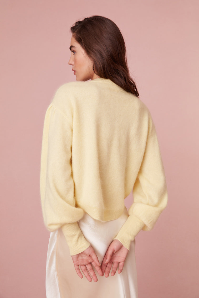 Cashmere crew neck with elliptical shape and a puff sleeve