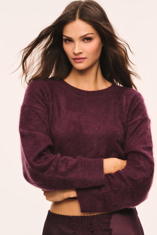Burgundy cropped sweater with long sleeves and crew neckline