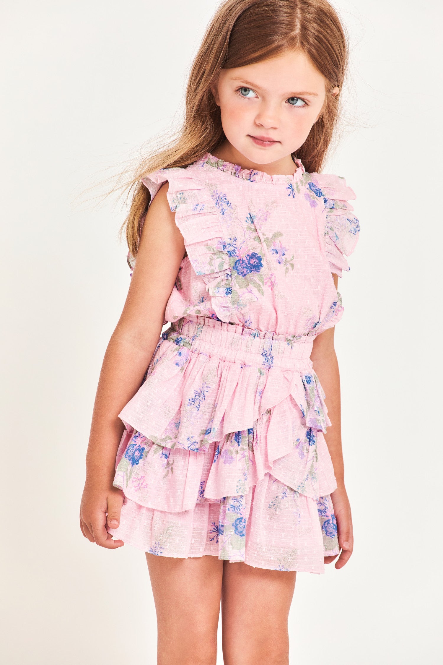 Dress for girls in 100% cotton with custom lace. This easy frock has a ruffle-trimmed collar, buttons down center front, flutter sleeves, an elastic waist and overlapping asymmetrical ruffles at the skirt.