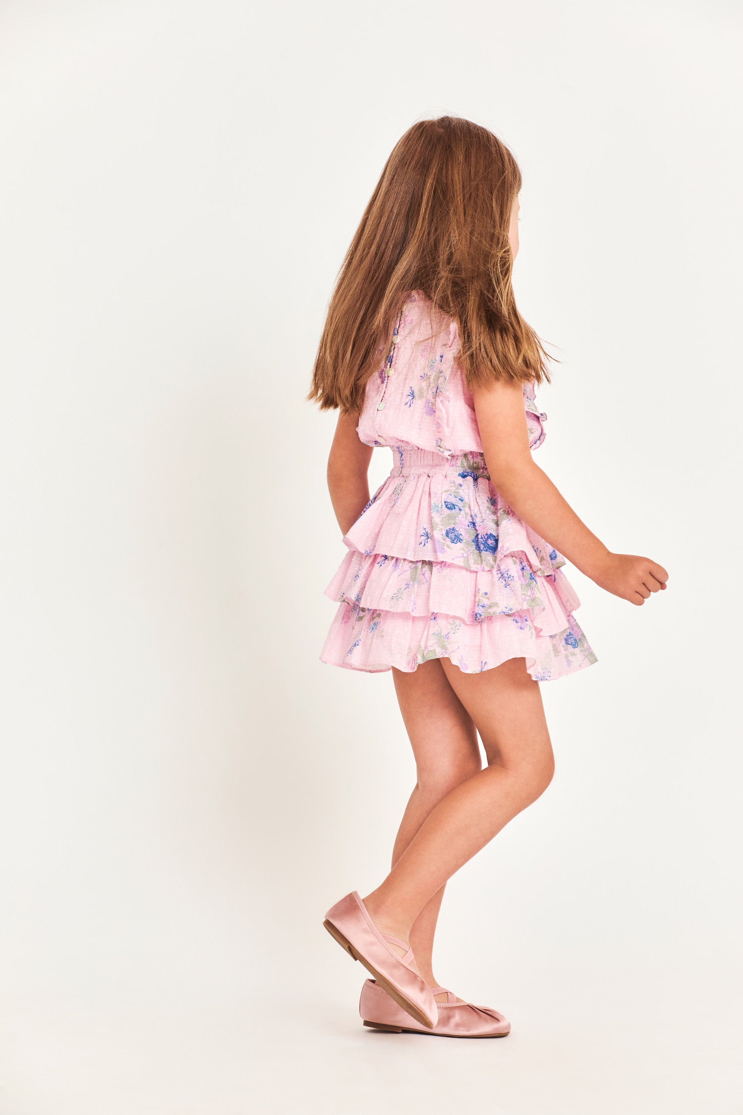 Dress for girls in 100% cotton with custom lace. This easy frock has a ruffle-trimmed collar, buttons down center front, flutter sleeves, an elastic waist and overlapping asymmetrical ruffles at the skirt.