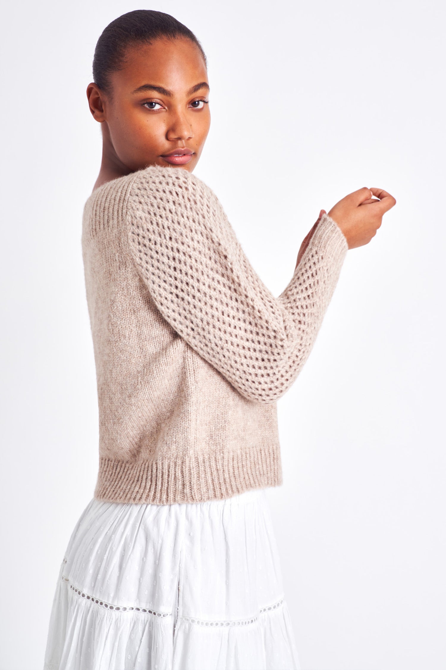 The Rosie oatmeal pullover is made from baby alpaca while being extremely light and full with a chunky look. It has a straight rib neckline and a straight body with rib finishing. It is an open knit weave with a puffy shoulder that slims out at the bottom. 