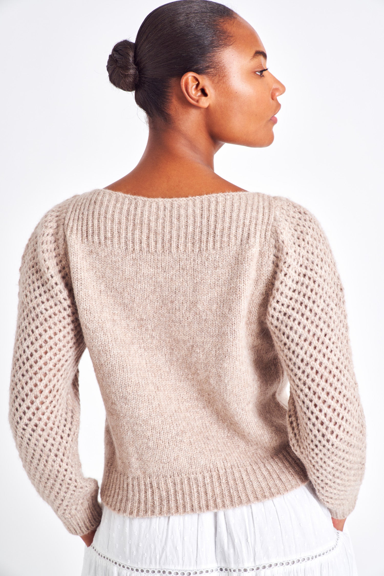 The Rosie oatmeal pullover is made from baby alpaca while being extremely light and full with a chunky look. It has a straight rib neckline and a straight body with rib finishing. It is an open knit weave with a puffy shoulder that slims out at the bottom. 