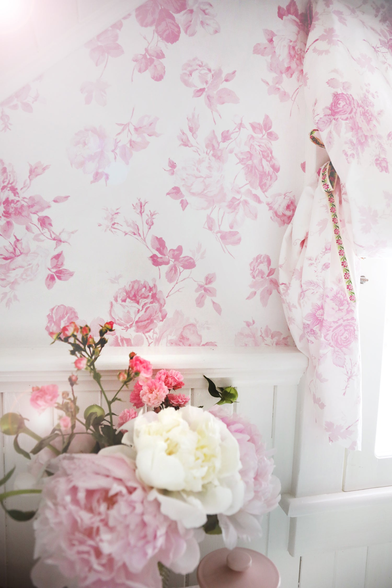 Everblooming Rosettes Wallpaper