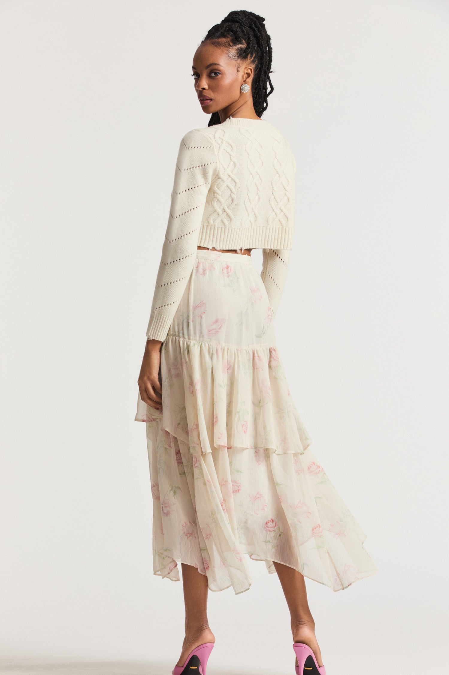 White maxi skirt in chiffon and rose print all over. Features a fixed waistband and falls into two elongated tiers with handkerchief hems.
