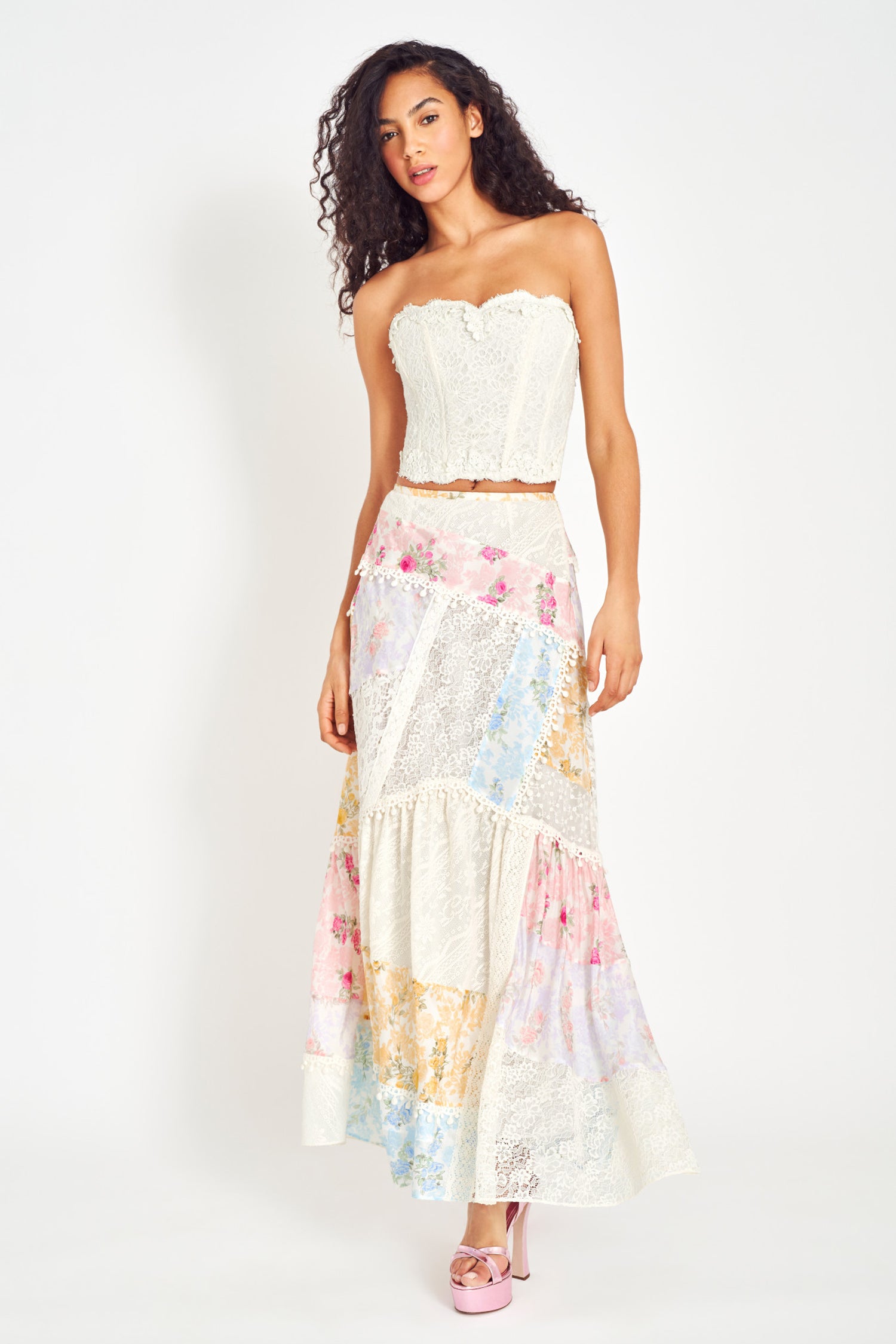 Lace detail contrasting print maxi flounce skirt.