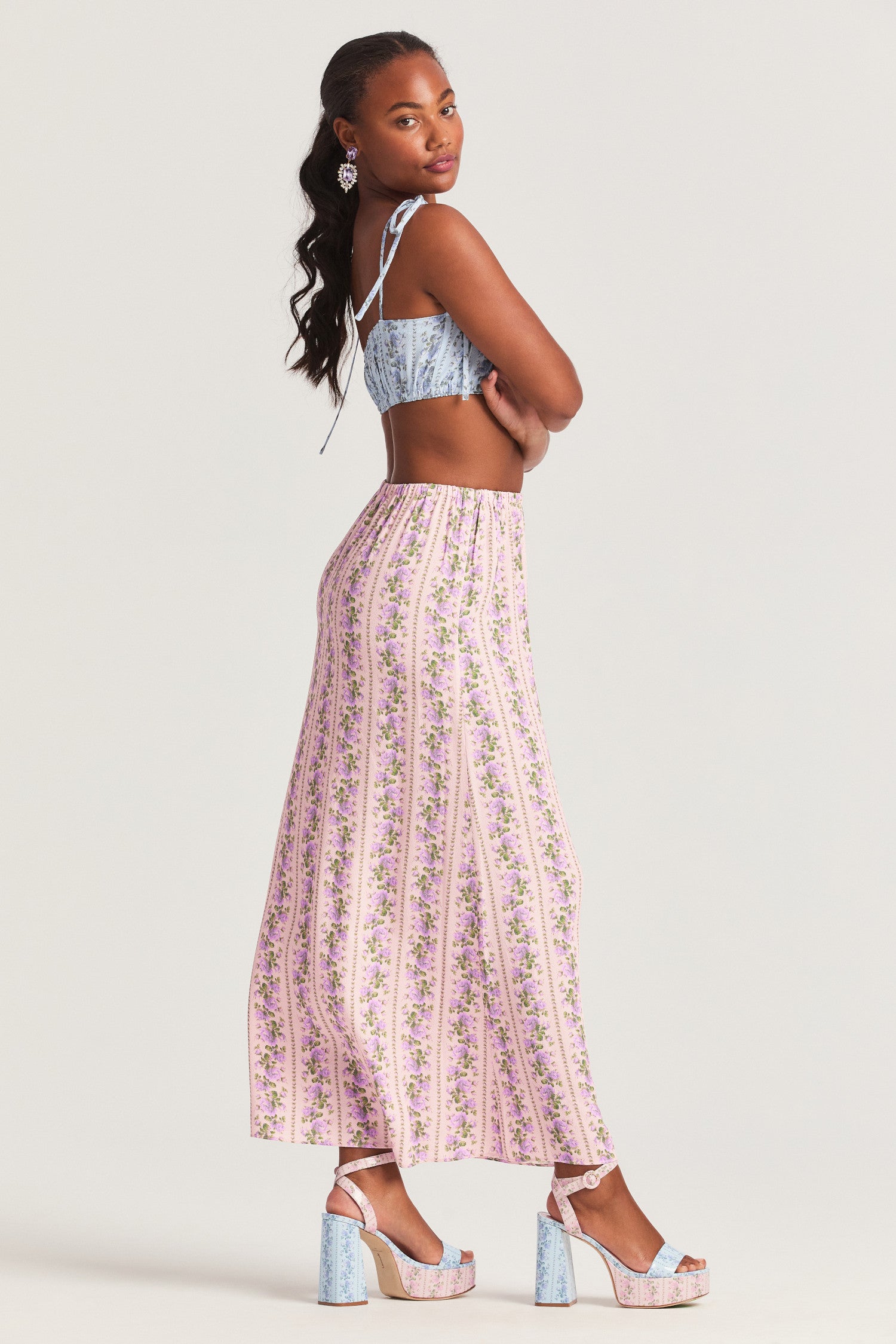 Floral pink midi skirt with crepe fabric. Slim fit with encased elastic at the waist. 