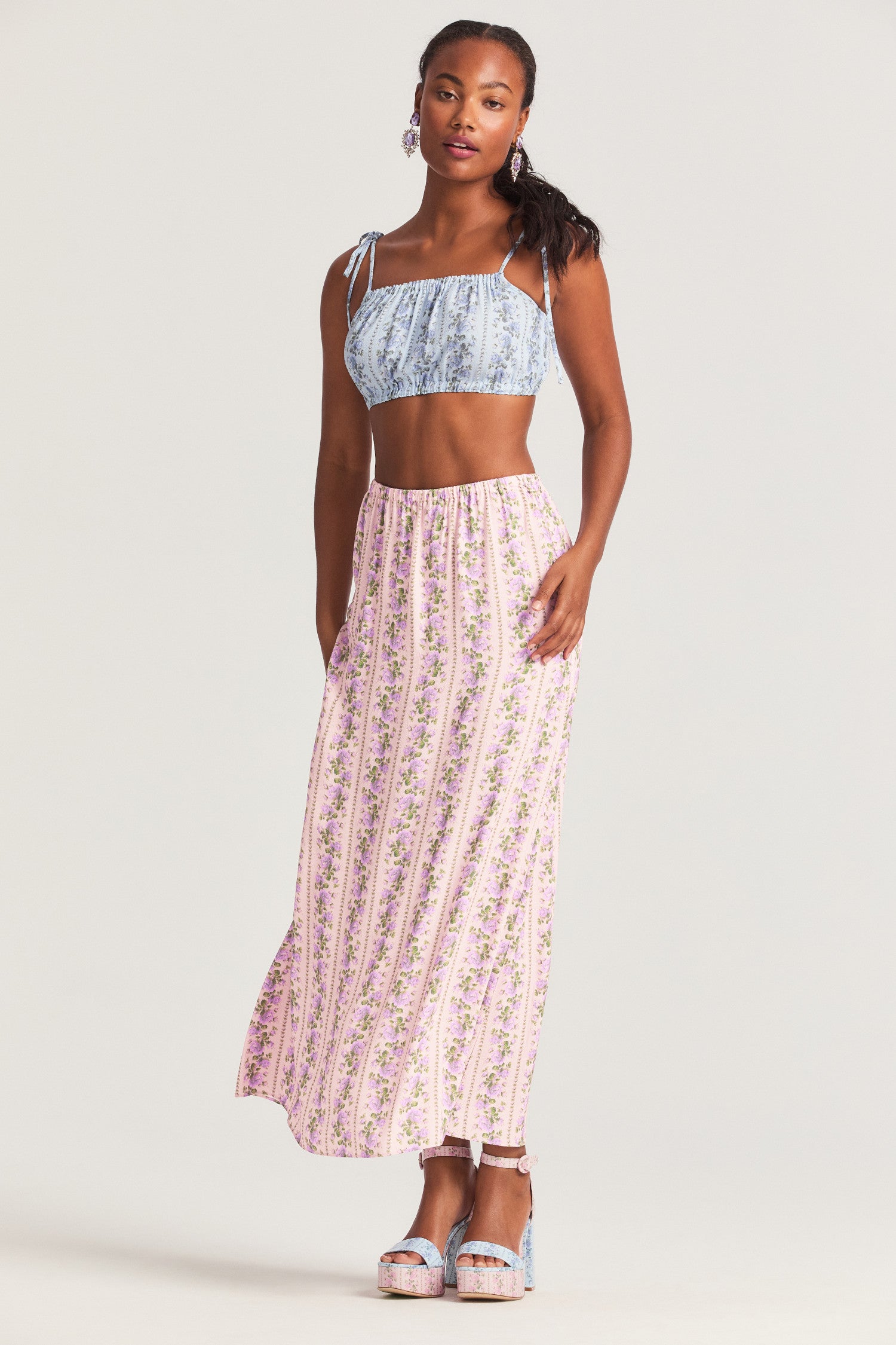 Floral pink midi skirt with crepe fabric. Slim fit with encased elastic at the waist. 