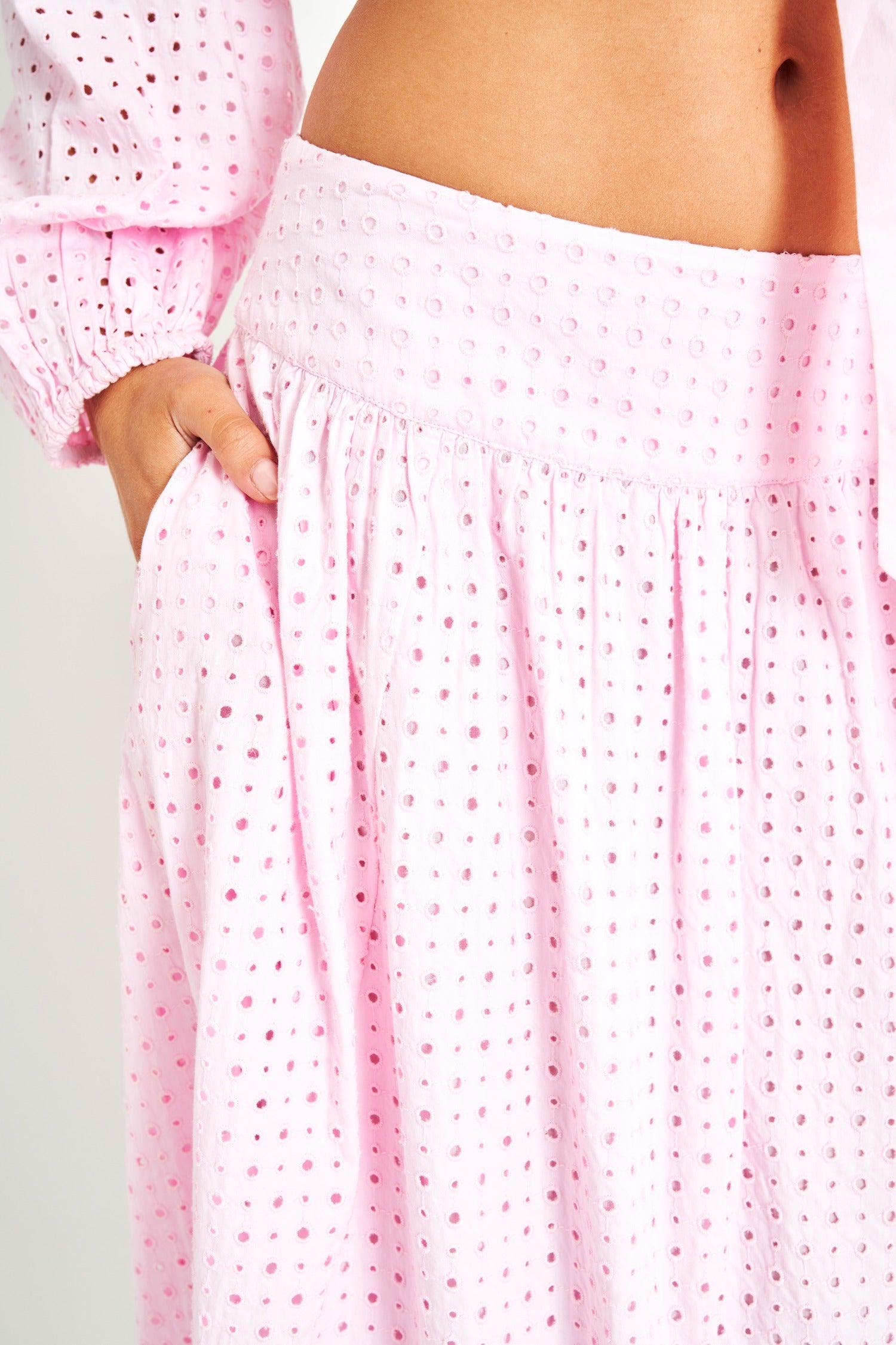 Pink maxi skirt featuring embroidery and floral appliques